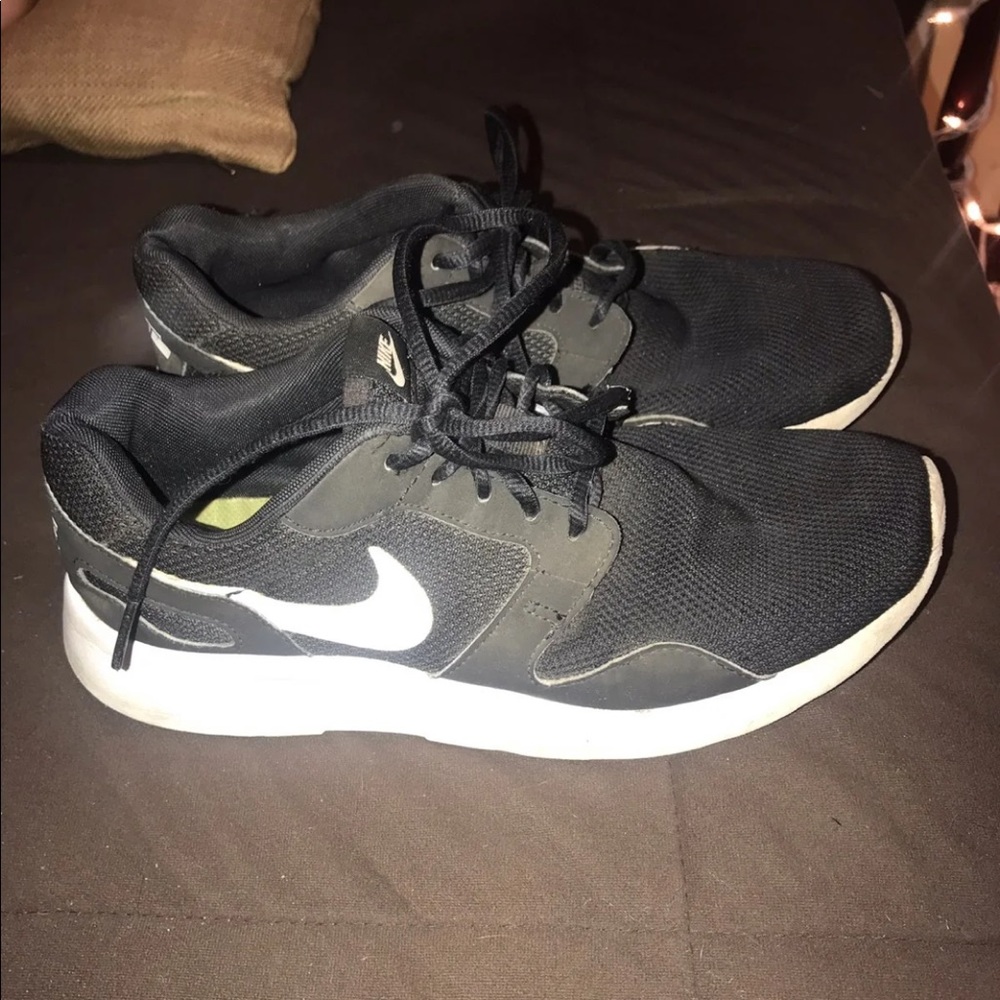 Tennis shoes